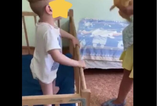 Одеська область. Вже понад місяць тут в ліжечку живе дитина, хлопчик, 4 роки, зовсім сам!!! Не відомо де батьки дитини… можливо хтось знає його маму?